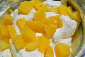 Desert tort cu  piersici si ciocolata