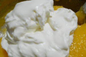 Desert tort cu  piersici si ciocolata