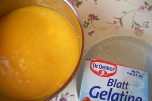 Desert tort cu  piersici si ciocolata