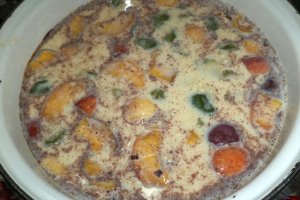 Desert crema de zahar ars cu piersici si kiwi