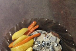 Gratar din ficat de vitel, sos gorgonzola si legume cu ciuperci