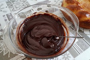 Desert pasca cu crema de ciocolata cu rom