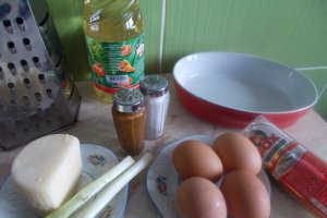 Aperitiv omleta la cuptor, cu verdeturi, smantana, kaiser si cascaval