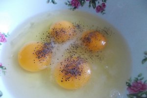 Aperitiv omleta la cuptor, cu verdeturi, smantana, kaiser si cascaval