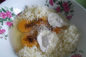 Aperitiv omleta la cuptor, cu verdeturi, smantana, kaiser si cascaval