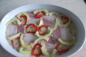 Aperitiv omleta la cuptor, cu verdeturi, smantana, kaiser si cascaval