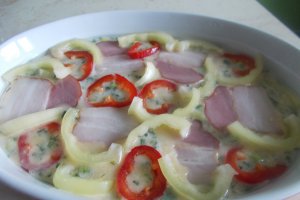Aperitiv omleta la cuptor, cu verdeturi, smantana, kaiser si cascaval