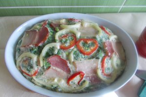 Aperitiv omleta la cuptor, cu verdeturi, smantana, kaiser si cascaval