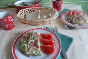 Aperitiv omleta la cuptor, cu verdeturi, smantana, kaiser si cascaval