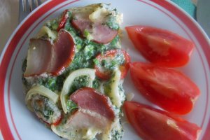 Aperitiv omleta la cuptor, cu verdeturi, smantana, kaiser si cascaval
