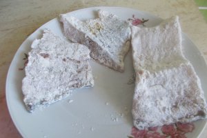 Crap in faina alba, prajit, cu cartofi natur si sos olandez