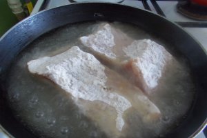 Crap in faina alba, prajit, cu cartofi natur si sos olandez