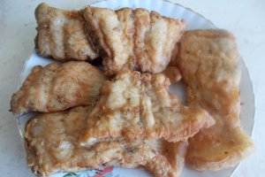 Crap in faina alba, prajit, cu cartofi natur si sos olandez