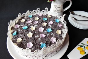 Desert tort cu visine si crema cu cocos si lamaie, de post