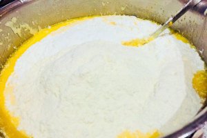 Desert pasca fara aluat cu branza dulce, smantana si stafide aurii