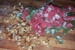 Desert chec din albusuri cu rahat si nuca glazurat cu ciocolata