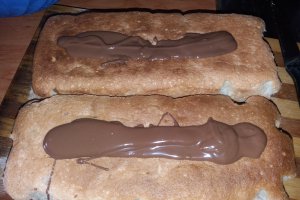 Desert chec din albusuri cu rahat si nuca glazurat cu ciocolata