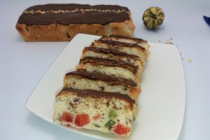 Desert chec din albusuri cu rahat si nuca glazurat cu ciocolata