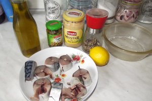 Macrou la cuptor cu sos de mustar si capere