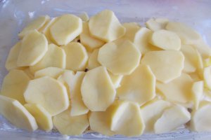 Cartofi gratinati, cu piept de pui la cuptor
