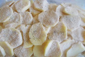 Cartofi gratinati, cu piept de pui la cuptor