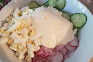 Salata de oua cu ridichi si castravete