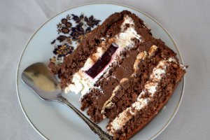 Desert tort cu ciocolata, bezea si zmeura