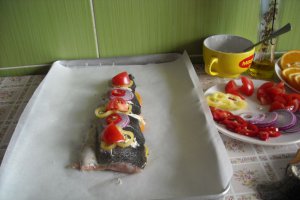 Pastrav la cuptor, pe pat de portocala, lamaie si limeta