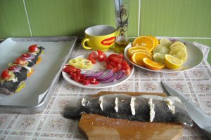 Pastrav la cuptor, pe pat de portocala, lamaie si limeta