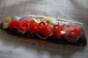 Pastrav la cuptor, pe pat de portocala, lamaie si limeta