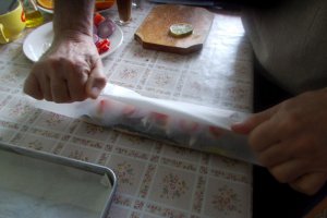 Pastrav la cuptor, pe pat de portocala, lamaie si limeta