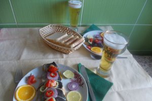 Pastrav la cuptor, pe pat de portocala, lamaie si limeta
