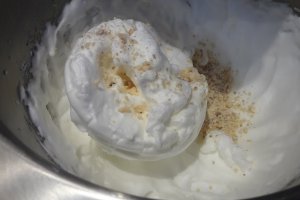 Desert prajitura cu ciocolata, nuca de cocos si crema de vanilie