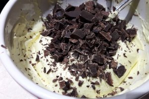 Desert prajitura cu ciocolata, nuca de cocos si crema de vanilie