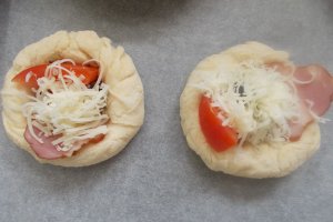 Mini Pizza cu ciuperci, cascaval, kaizer si masline