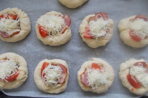 Mini Pizza cu ciuperci, cascaval, kaizer si masline