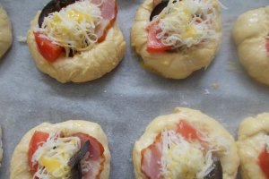Mini Pizza cu ciuperci, cascaval, kaizer si masline