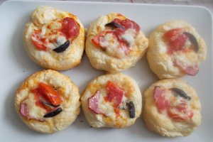Mini Pizza cu ciuperci, cascaval, kaizer si masline
