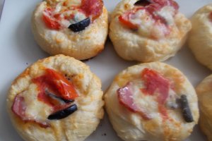 Mini Pizza cu ciuperci, cascaval, kaizer si masline