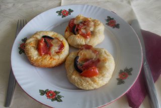 Mini Pizza cu ciuperci, cascaval, kaizer si masline