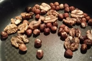 Desert pasca cu ciocolata, nuci si alune