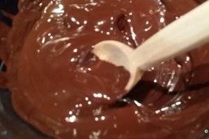 Desert pasca cu ciocolata, nuci si alune