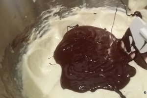 Desert pasca cu ciocolata, nuci si alune