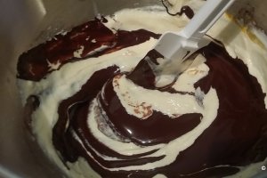 Desert pasca cu ciocolata, nuci si alune