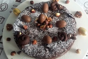Desert pasca cu ciocolata, nuci si alune