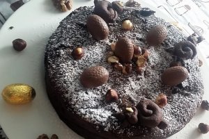 Desert pasca cu ciocolata, nuci si alune