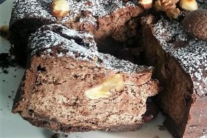 Desert pasca cu ciocolata, nuci si alune