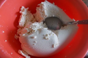 Desert pascuta cu smantana si aluat fraged
