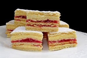 Desert prajitura cu foi, crema de lamaie si jeleu de visine