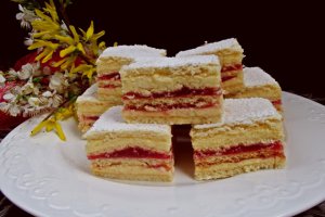 Desert prajitura cu foi, crema de lamaie si jeleu de visine